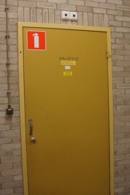 Oude liftdeur met handgeschilderde tekst