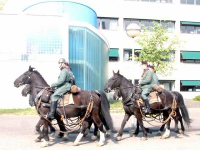 de Groninger vereninging voor veldartillerietraditie komt voorbij