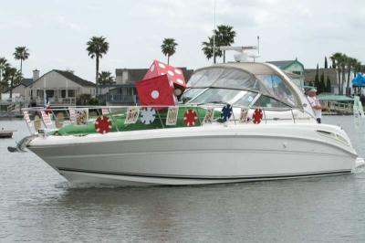 g4/57/566457/3/59623590.DiscoBayDBYCBoatParadeBK040626.jpg