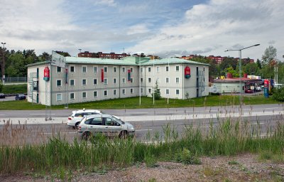 Ibis hotell i Akalla med McDonalds och Statoil till hger