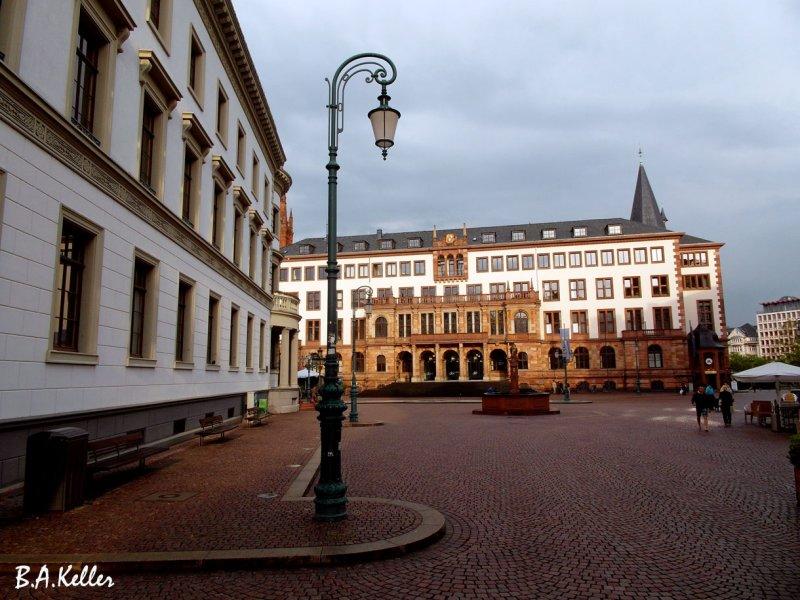 Schlossplatz mit Rathaus