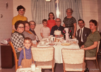 La famille Lger clbre un annivaisaire avec la famille Gagnon en 1968