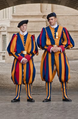 Vatican: The famous Swiss guards / Les fameux gardes suisses