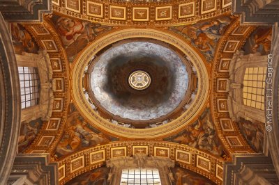 La vue du plafond  la Basilique St-Pierre