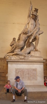 Antoine se fait des amies partout...mme au pied d'une statue romaine  Florence
