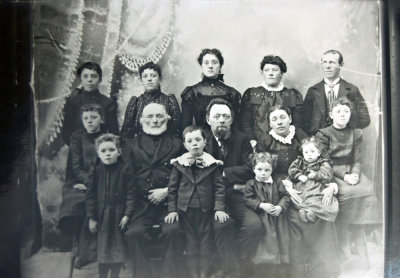 Johnson Family circa 1900.jpg