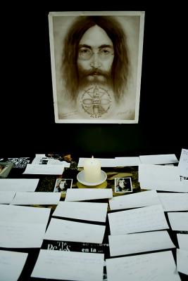 un altar para lennon.jpg