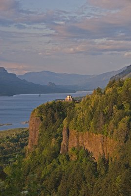 OR Chanticleer Point View of Vista House at Crown Pt on Columbia River.jpg