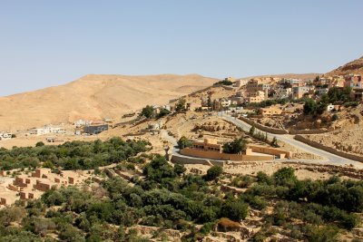 The road down to Petra