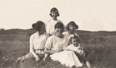 Verna Kay (nee Goldsmith) with her daughter Winnifred, and sisters.