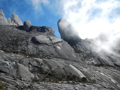 (3668M+) Behind the rocky gateway can access the vertical Low's Gully