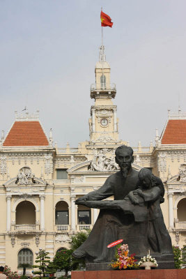 Ho Chi Minh, Hotel de Ville and statue of Uncle Ho