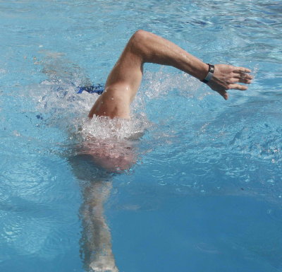 THIS IS SWIMMING THE TOTAL IMMERSION WAY-NOTICE HOW STRAIGHT THE BODY IS AND HOW IT KNIFES THROUGHT THE WATER
