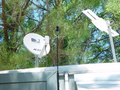 SATELLITE DISH, CELL PHONE ANTENNA AND TV ANTENNA ON THE RV ROOF. BOY ARE WE HIGH TECH..