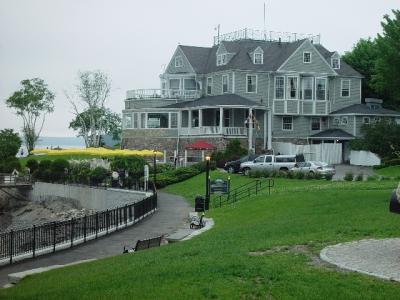 THERE ARE MANY  HOTELS AND B&B's IN BAR HARBOR