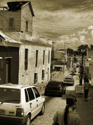 An old and active street / Una vieja y activa calle