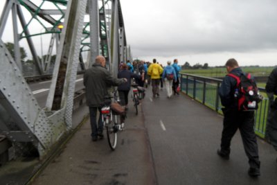 De brug over de Maas richting Grave.