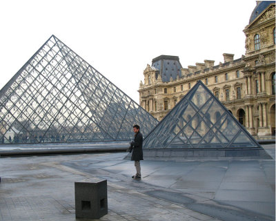 Sam between two Pyramids