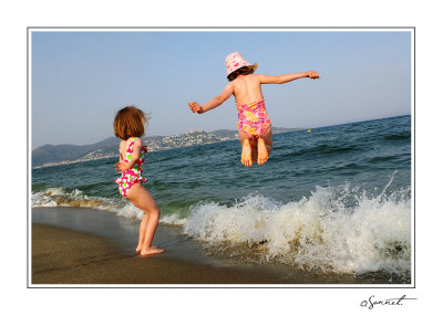 Filles plage saut.jpg