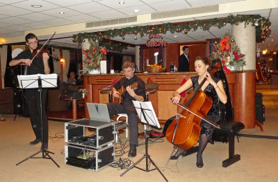 'La Strada' Performs in the Lounge