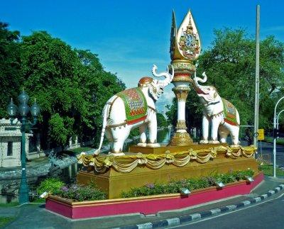 White Elephants Mark the Corners of the Current Palace Grounds