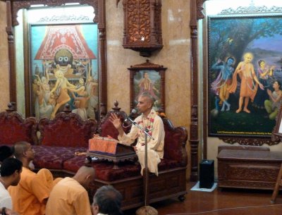 Teaching at the ISKON Temple, Bombay