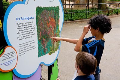 Miguel reads the 3D sign.