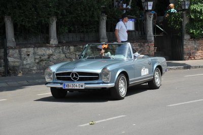 44 Mercedes 280 SL 8.JPG