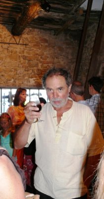 Marc Dotte avec un verre de bon vin du Domaine