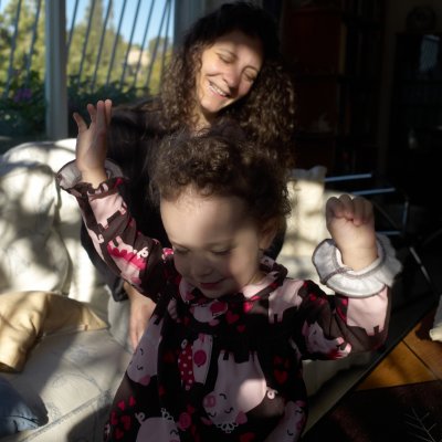 Juliana and Tamar L4011254small.jpg