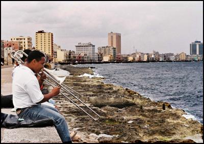 musicos en el malecon