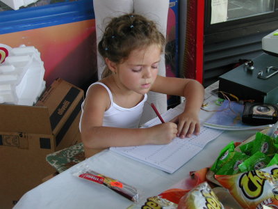 Kislny tanulgat (menina estudando)