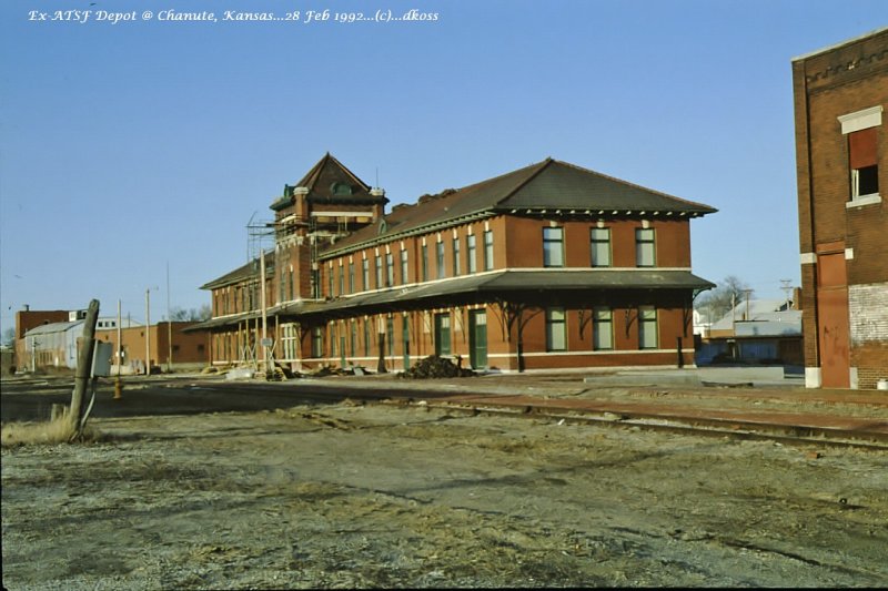 Ex-ATSF Depot  Chanute KS 001.jpg