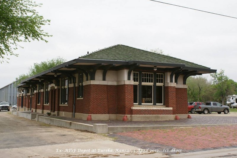 Ex-ATSF depot  Eureka KS 001.jpg