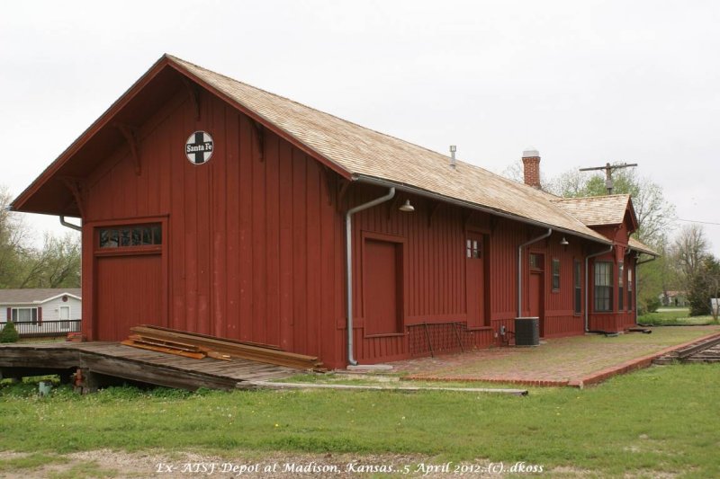 Ex-ATSF depot  Madison KS 001.jpg