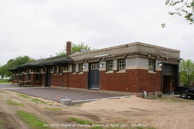 Ex-ATSF depot  Eureka KS 002.jpg