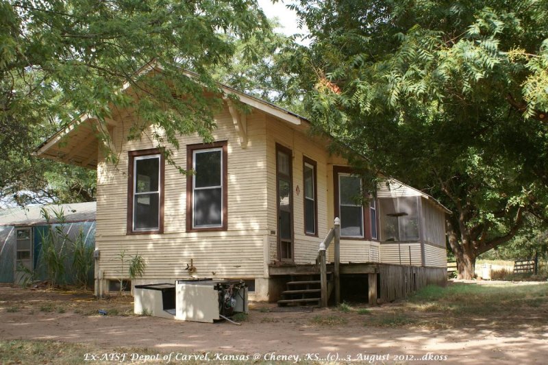 Ex ATSF depot of Carvel KS 001.jpg