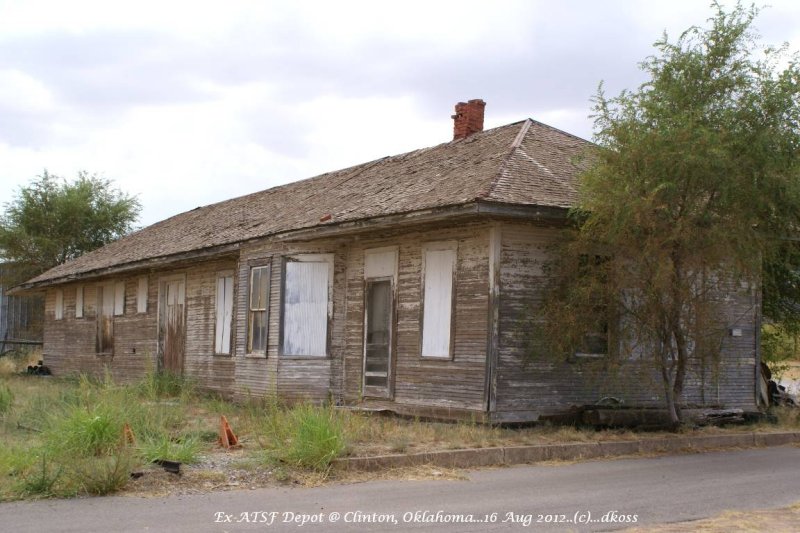 Ex- ATSF Clinton OK depot 001.jpg