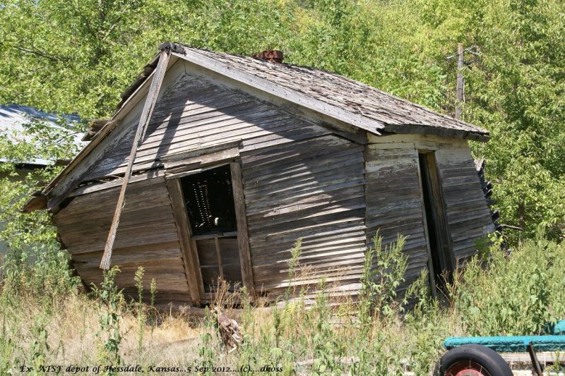Ex-ATSF Hessdale KS depot 001.jpg