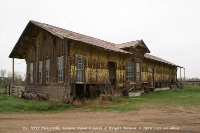 Ex-ATSF depot of Pierceville KS 001.jpg