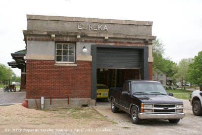 Ex-ATSF depot  Eureka KS 003.jpg