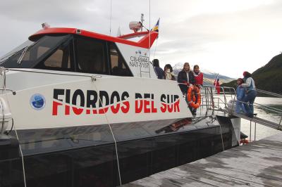 Catamaran Fiordos del Sur, Patagonia