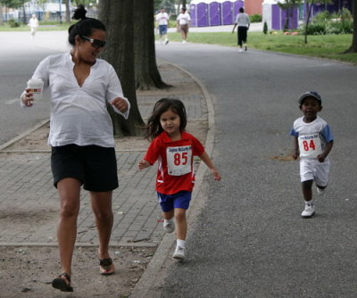 5K McCarthy The Kids race Mommy helping out