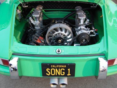 Singer modern engine in vintage Porsche 911