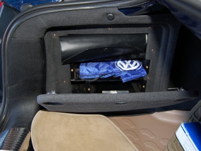 W8 4Motion 6-speed MT storage box inside trunk