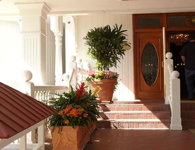 Del_Coronado_Hotel_Entrance.jpg
