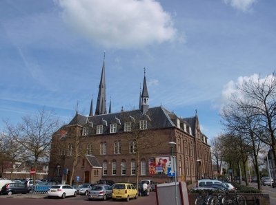 Woerden, RK Bonaventurakerk met op voorgrond voorm klooster (nu muziekschool), 2011.jpg