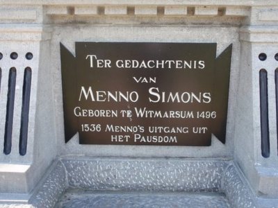 Witmarsum, Contourenkerkje 20 met monument Menno Simonsz [004], 2011.jpg