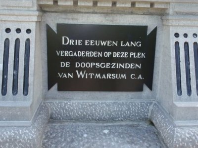 Witmarsum, Contourenkerkje 21 met monument Menno Simonsz [004], 2011.jpg