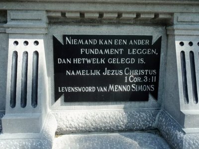 Witmarsum, Contourenkerkje 22 met monument Menno Simonsz [004], 2011.jpg